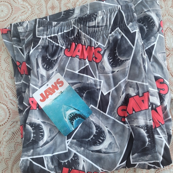 Jaws Universal Studios Graphic Men's Shorts Horror Fan Size M New Retro Pop - Picture 9 of 10